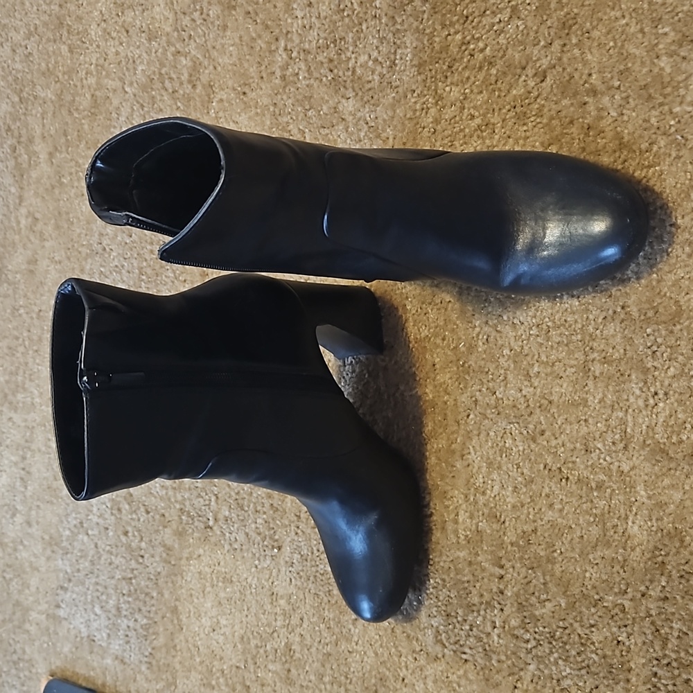 Black dress boot, size 8.5, like new